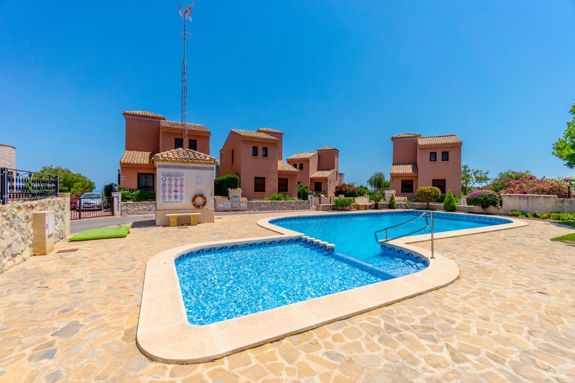 Resale - Townhouse -
San Miguel de Salinas