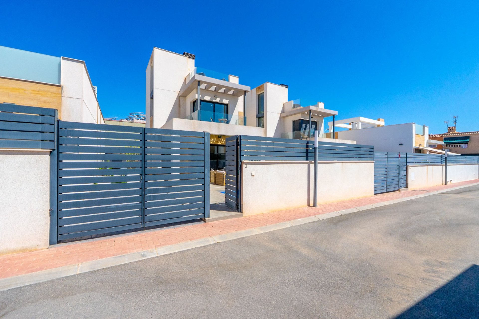 Resale - Villa -
Torrevieja