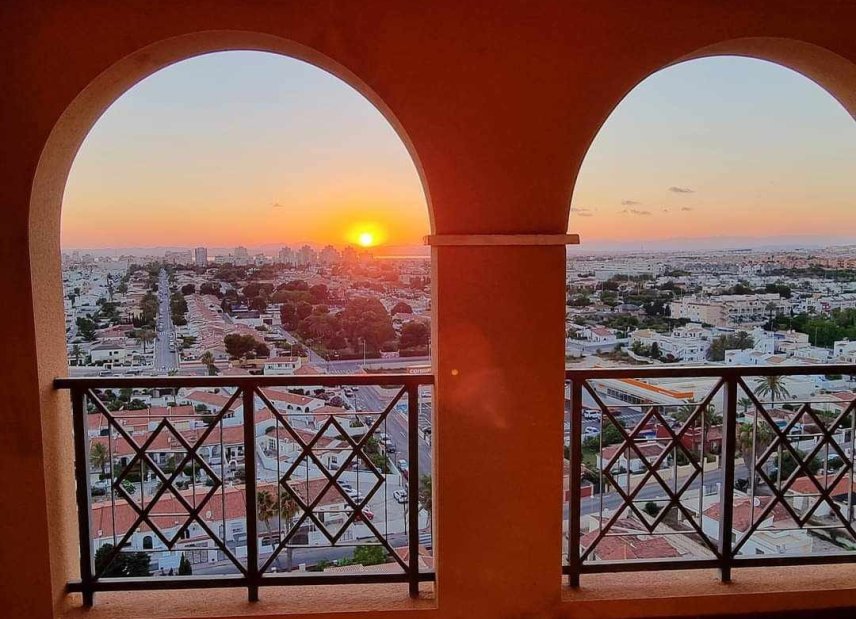 Reventa - Apartamento -
Torrevieja - Playa Los Locos
