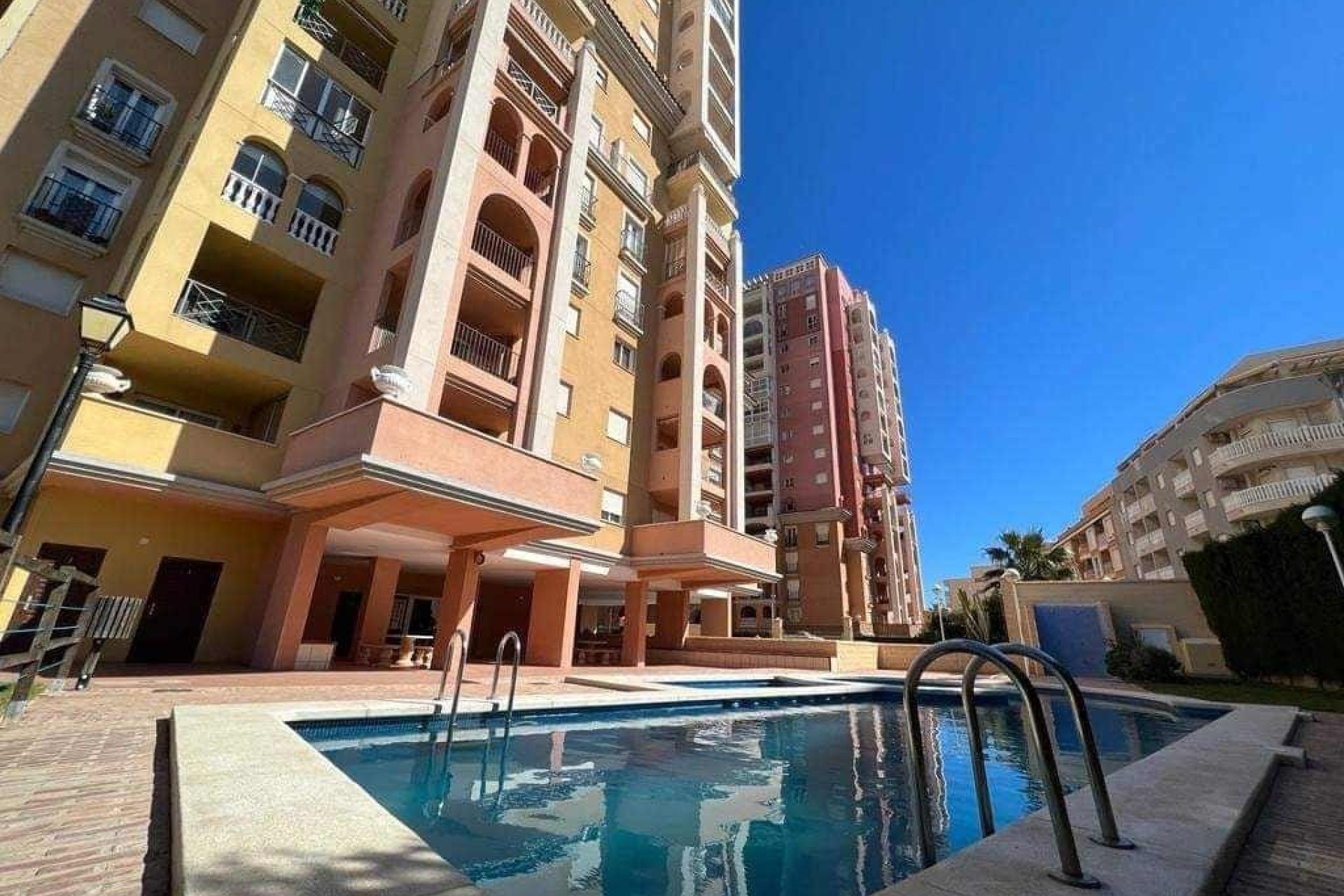Reventa - Apartamento -
Torrevieja - Playa Los Locos