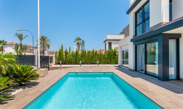 Villa - Obra nueva -
        Playa Paraiso - NBH-85478