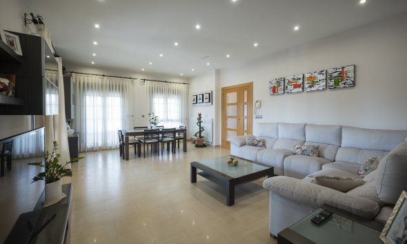 Obra nueva - Villa -
Jerónimo y Avileses