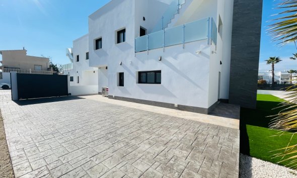 Obra nueva - Villa -
Torrevieja