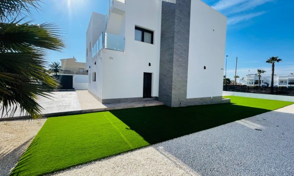 Obra nueva - Villa -
Torrevieja
