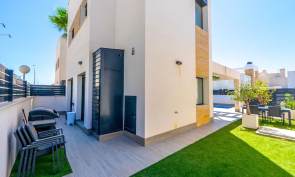 Resale - Villa -
Torrevieja